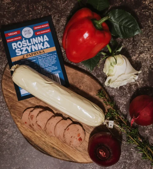 Roślinna szynka z papryką