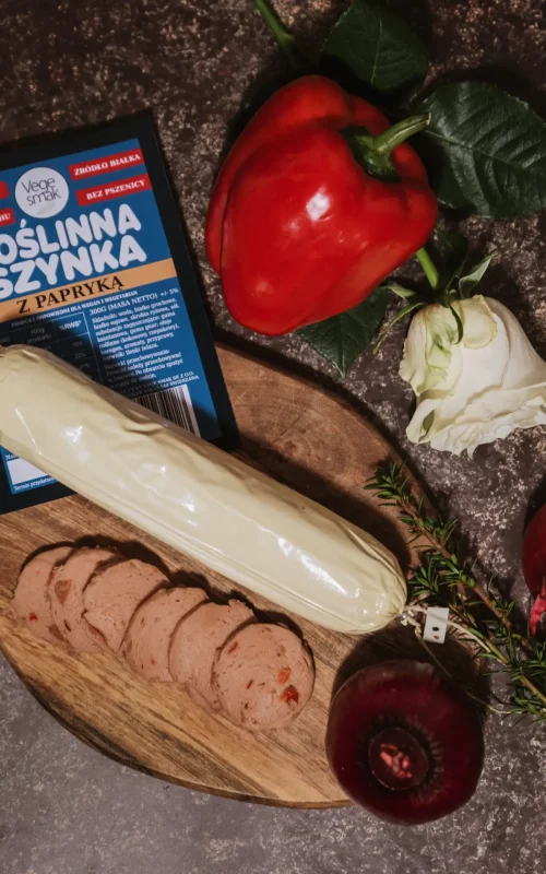 Roślinna szynka z papryką